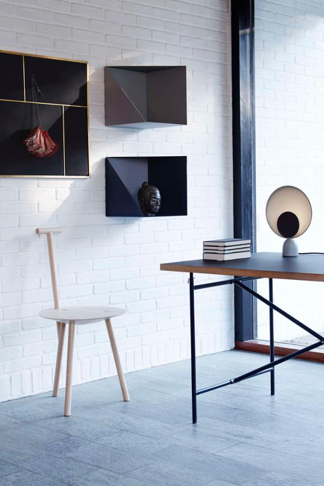 BLOOPER table lamp Ash Grey with Navy Blue disc
